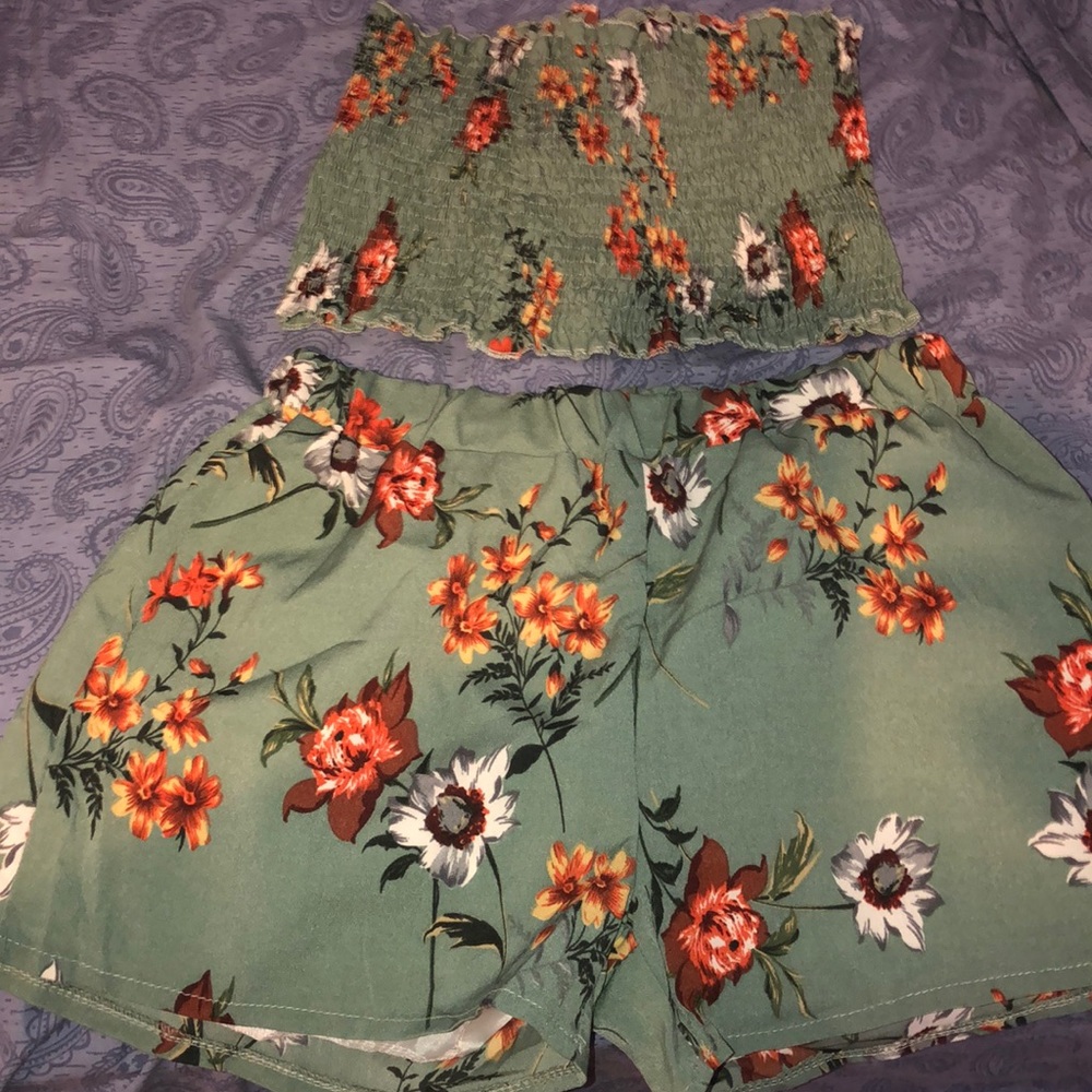 Frill hem pleated tube top with shorts